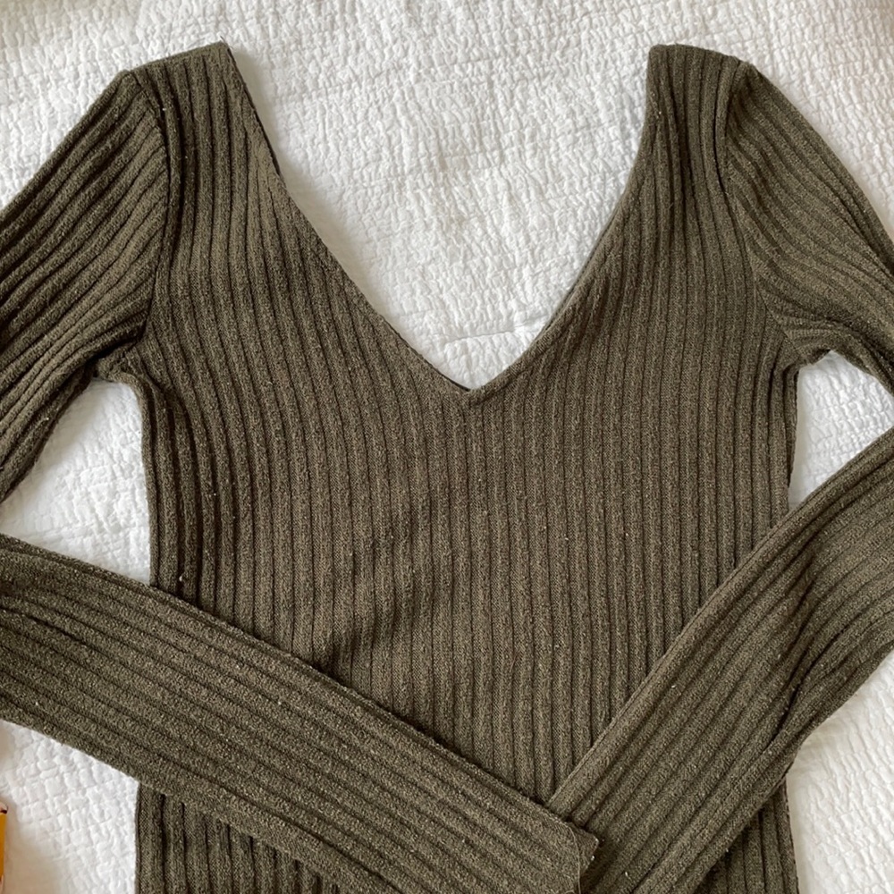 Aritzia V-neck ribbed sweater